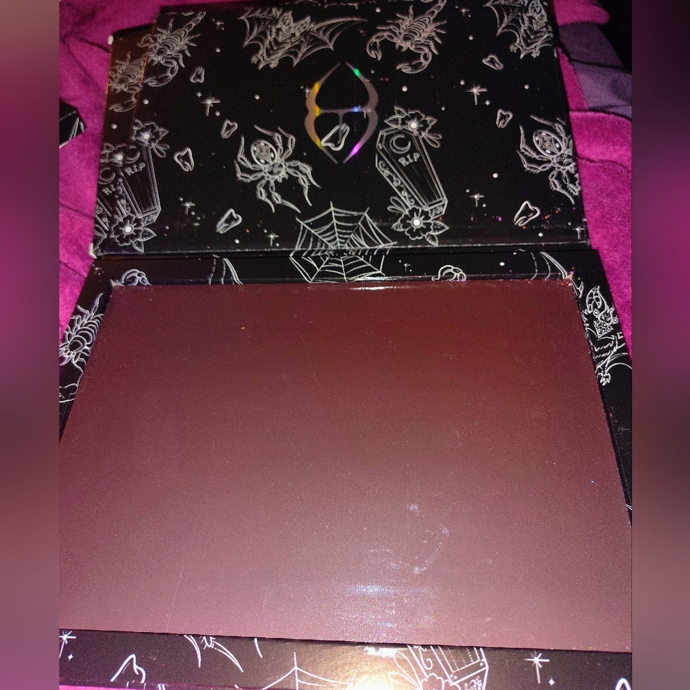 Unearthly Cosmetics Empty Magnetic Palette - Picture 2 of 3